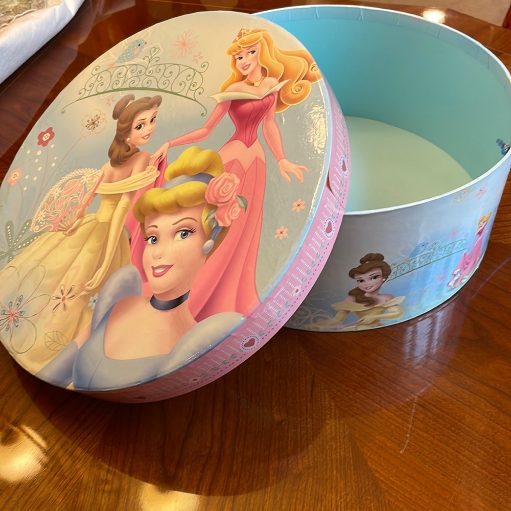 Circular Princess Box with 3 inch height and blue rope thread for lifting